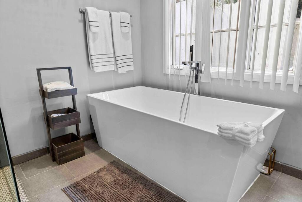 Stunning Mediterranean Mansion In Laurel Canyon 로스앤젤레스 외부 사진