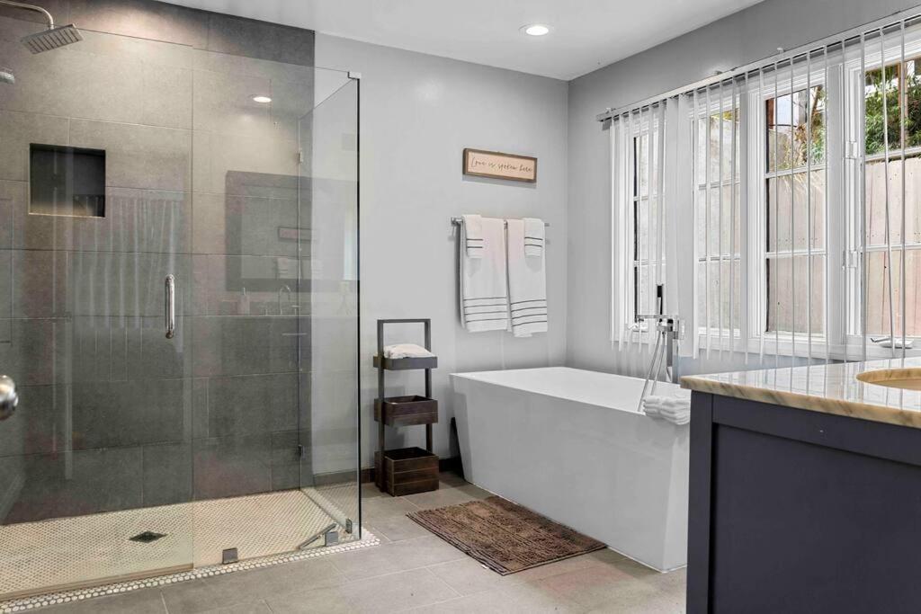 Stunning Mediterranean Mansion In Laurel Canyon 로스앤젤레스 외부 사진